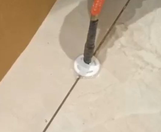 东胜瓷砖空鼓维修公司专业解答瓷砖在铺贴过程中，如果没有涂抹均匀到位的粘结材料（如水泥砂浆或瓷砖胶），可能会导致以下问题