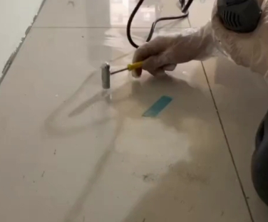 东胜瓷砖开裂维修公司专业分享瓷砖在铺贴前如果没有沥干水分，将会导致以下问题