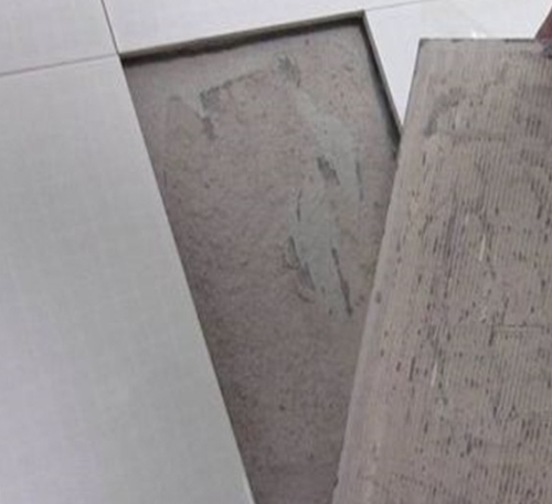东胜瓷砖空鼓维修公司分享瓷砖铺贴时如果打浆（即涂抹在瓷砖背面和基层上的砂浆或瓷砖胶）过少，会带来以下问题